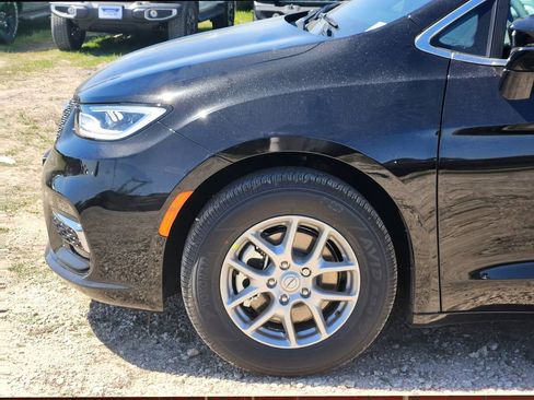 New 2026 Chrysler Pacifica Select image 6