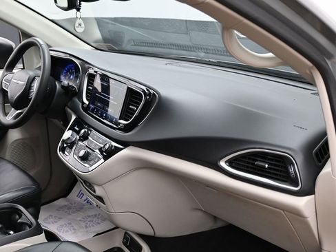 Used 2023 Chrysler Pacifica Touring-L FWD image 24