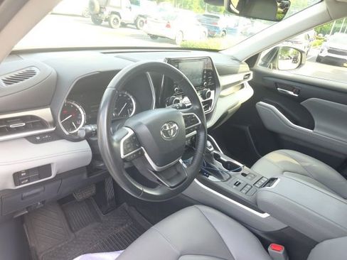 Used 2022 Toyota Highlander XLE AWD/4WD image 16