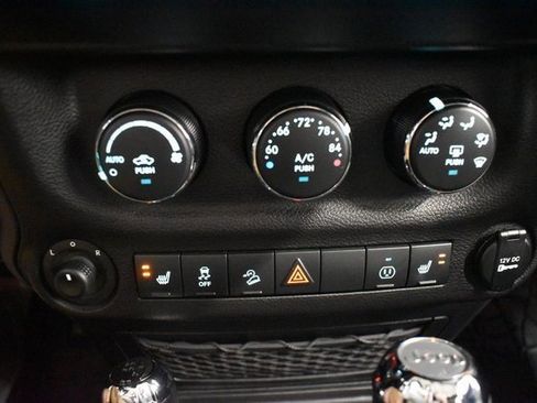 Used 2017 Jeep Wrangler Unlimited Rubicon w/ Cold Weather Group image 27