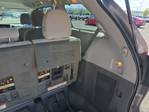 Used 2015 Toyota Sienna LE AWD/4WD image 29