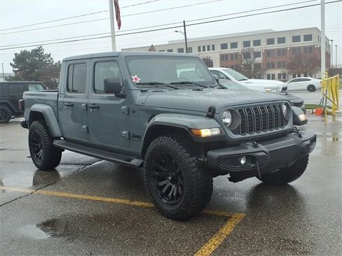 Used 2025 Jeep Gladiator Sport image 3