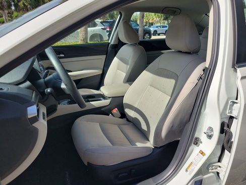 Used 2025 Nissan Altima 2.5 SV FWD image 15