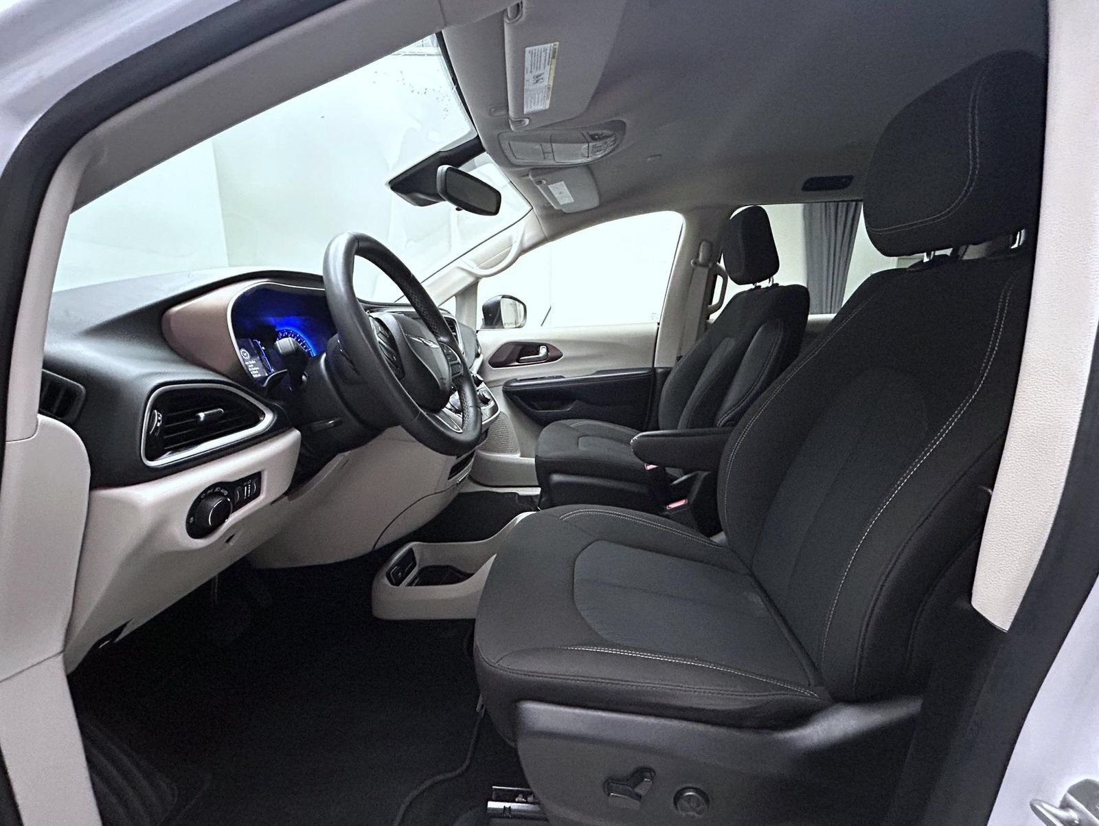 Used 2023 Chrysler Voyager LX FWD image 10