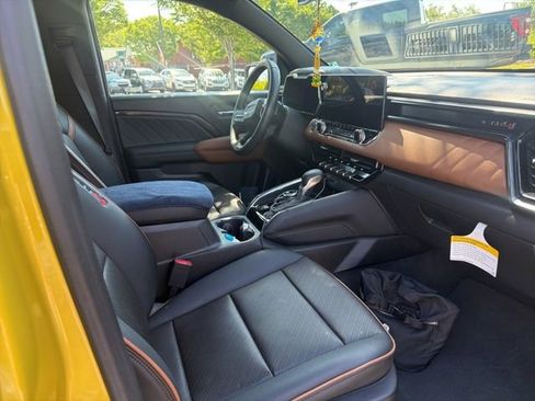 Used 2023 GMC Canyon AT4 w/ AT4 Premium Package AWD/4WD image 2