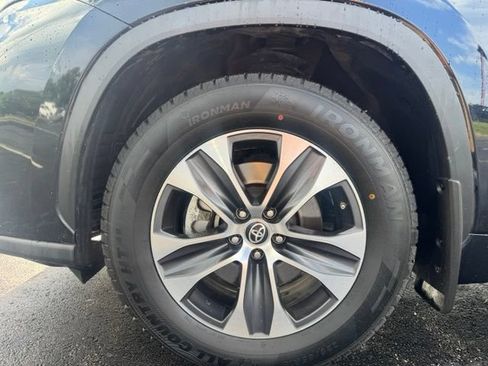 Used 2021 Toyota Highlander XLE AWD/4WD image 9