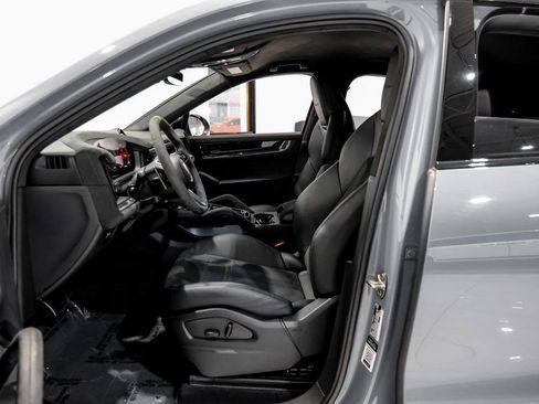 Used 2024 Porsche Cayenne Turbo GT image 5