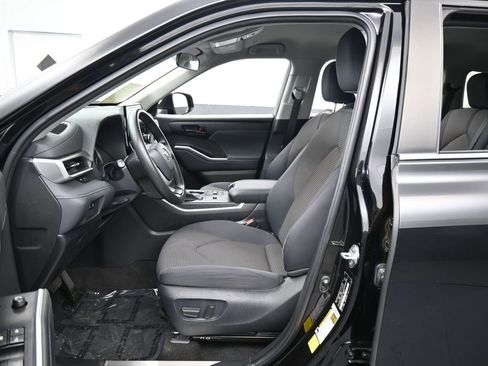 Used 2023 Toyota Highlander L image 11
