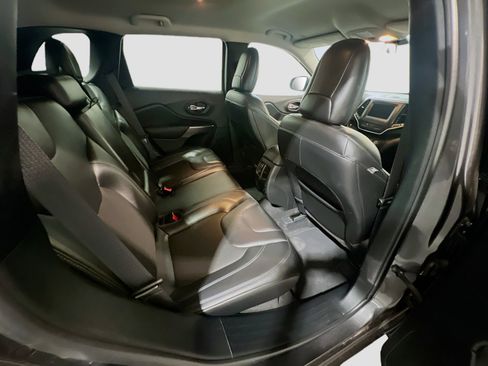 Used 2020 Jeep Cherokee Latitude Plus image 19