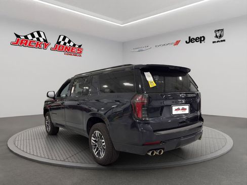 Used 2025 Chevrolet Suburban Z71 image 6