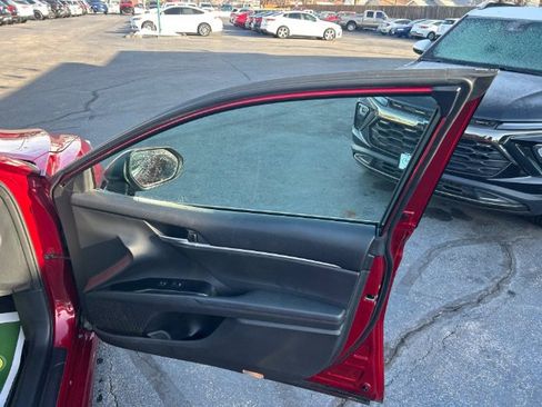 Used 2018 Toyota Camry LE image 8