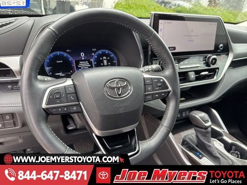 Used 2024 Toyota Highlander Platinum image 4