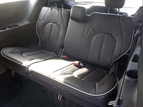 New 2026 Chrysler Pacifica Limited image 15