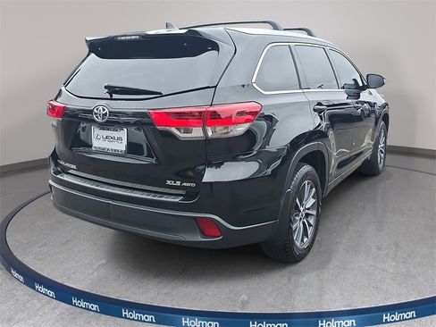 Used 2017 Toyota Highlander XLE image 6