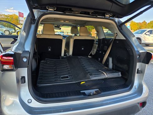 Used 2020 Toyota Highlander XLE image 15