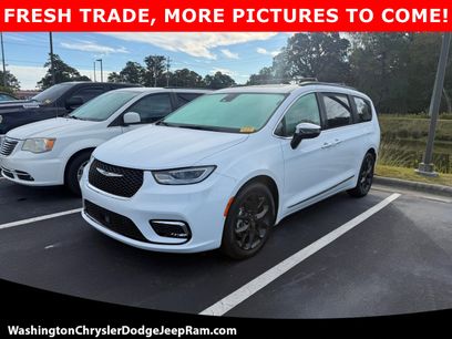 Used 2023 Chrysler Pacifica Limited w/ Uconnect Theater Family Group
