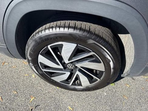 Used 2025 Volkswagen Atlas SE image 30