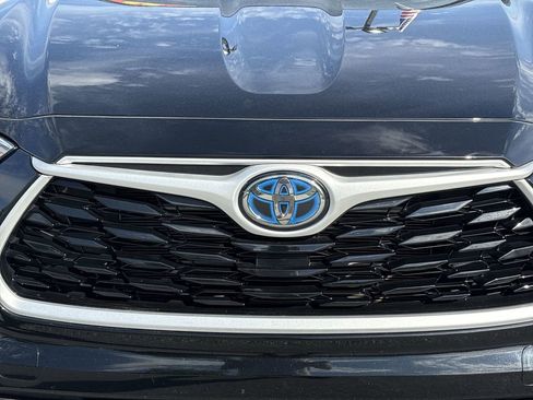 Used 2022 Toyota Highlander XLE AWD/4WD image 32