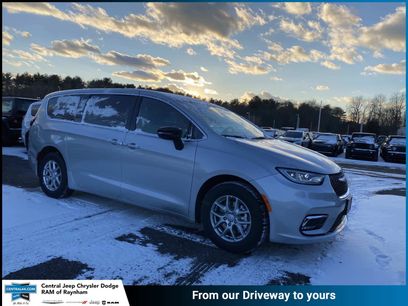 New 2026 Chrysler Pacifica Select