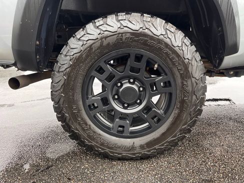 Used 2020 Toyota Tacoma TRD Off-Road image 11