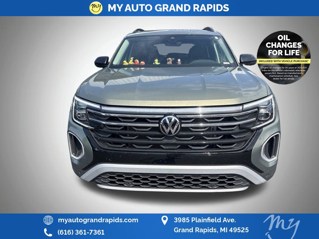 Used 2025 Volkswagen Atlas Peak Edition SE AWD/4WD image 2