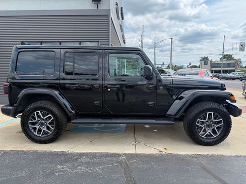 Used 2025 Jeep Wrangler Unlimited Sahara w/ Technology Group AWD/4WD image 5