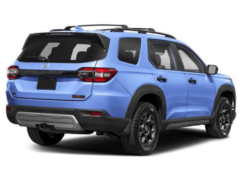 Used 2025 Honda Pilot TrailSport image 2