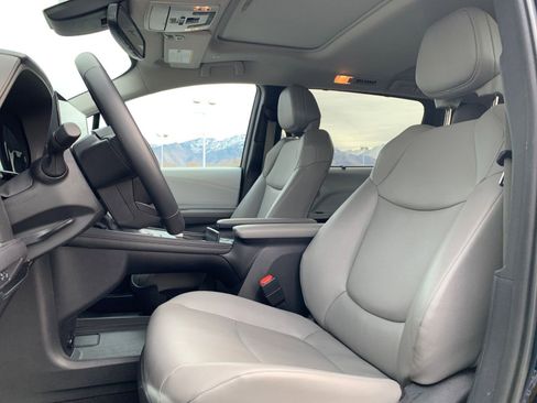 Used 2025 Toyota Sienna XLE image 29