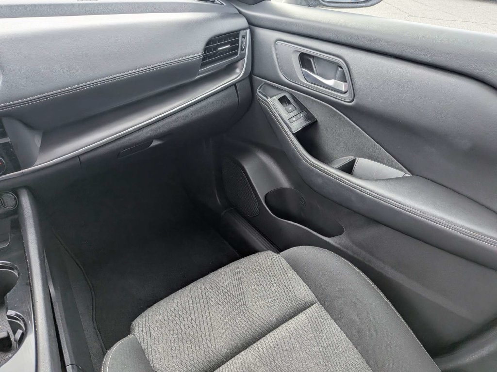 Used 2025 Nissan Rogue SV FWD image 17