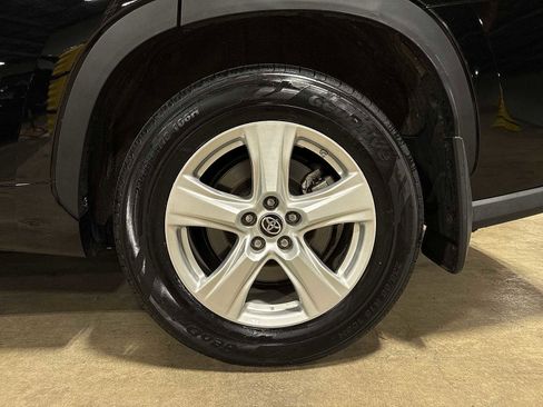 Used 2023 Toyota Highlander LE AWD/4WD image 10