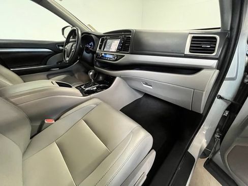 Used 2019 Toyota Highlander XLE AWD/4WD image 10
