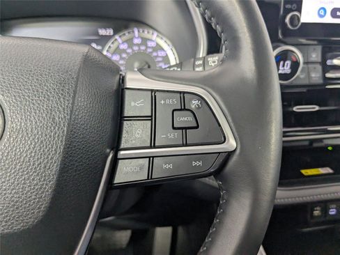 Certified 2024 Toyota Highlander XLE image 17