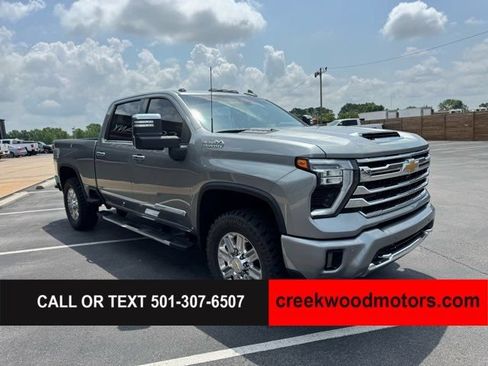 Used 2024 Chevrolet Silverado 2500 High Country w/ High Country Premium Package AWD/4WD image 2