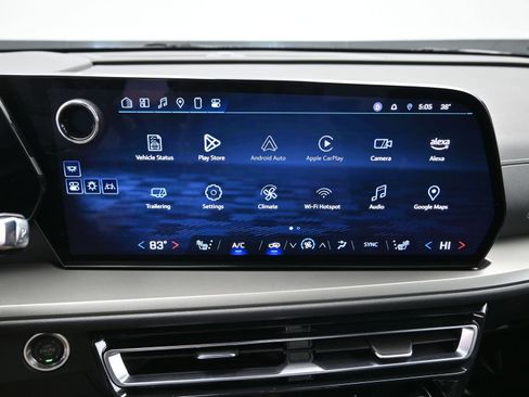 Used 2025 Chevrolet Traverse LT image 17