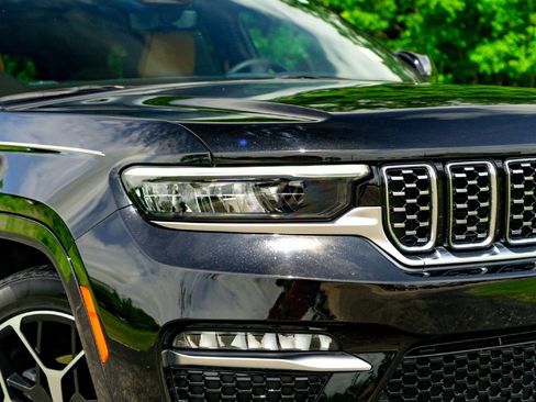 Used 2023 Jeep Grand Cherokee Summit AWD/4WD image 4