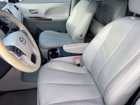 Used 2013 Toyota Sienna XLE image 23