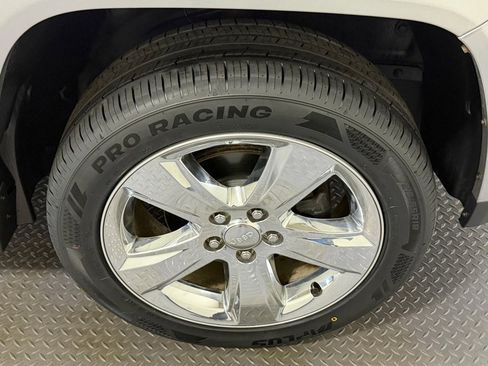 Used 2014 Jeep Compass Latitude w/ Mopar Chrome Accents Group image 17