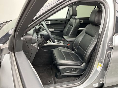 Used 2023 Ford Explorer XLT w/ Equipment Group 202A image 12