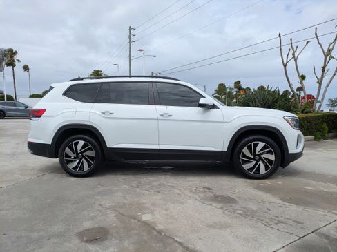 Used 2024 Volkswagen Atlas SE w/ Panoramic Sunroof Package image 3