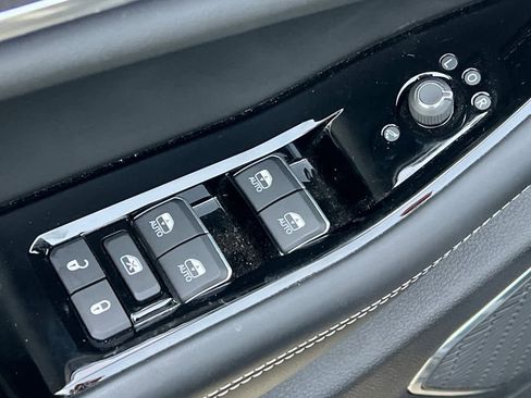 Used 2024 Jeep Grand Cherokee Overland w/ Trailer Tow Package image 12