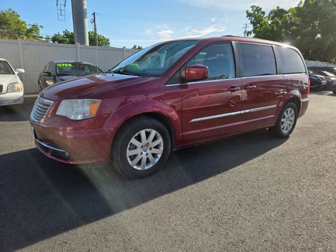 Used 2014 Chrysler Town & Country Touring image 1