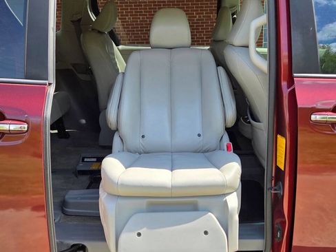 Used 2013 Toyota Sienna XLE image 27