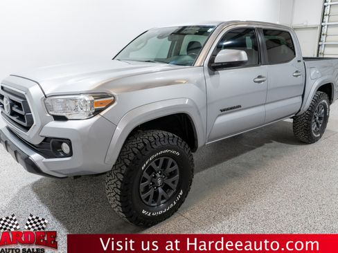 Used 2021 Toyota Tacoma SR5 AWD/4WD image 2
