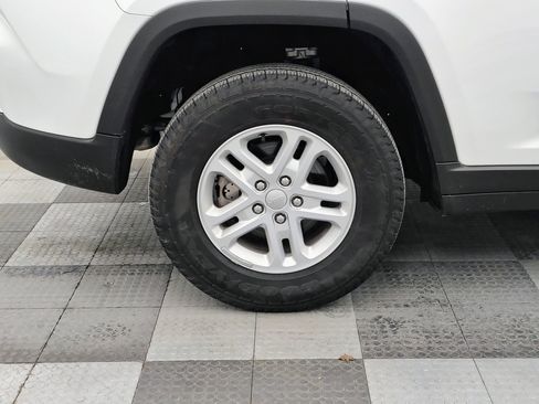 Used 2023 Jeep Grand Cherokee Laredo AWD/4WD image 11