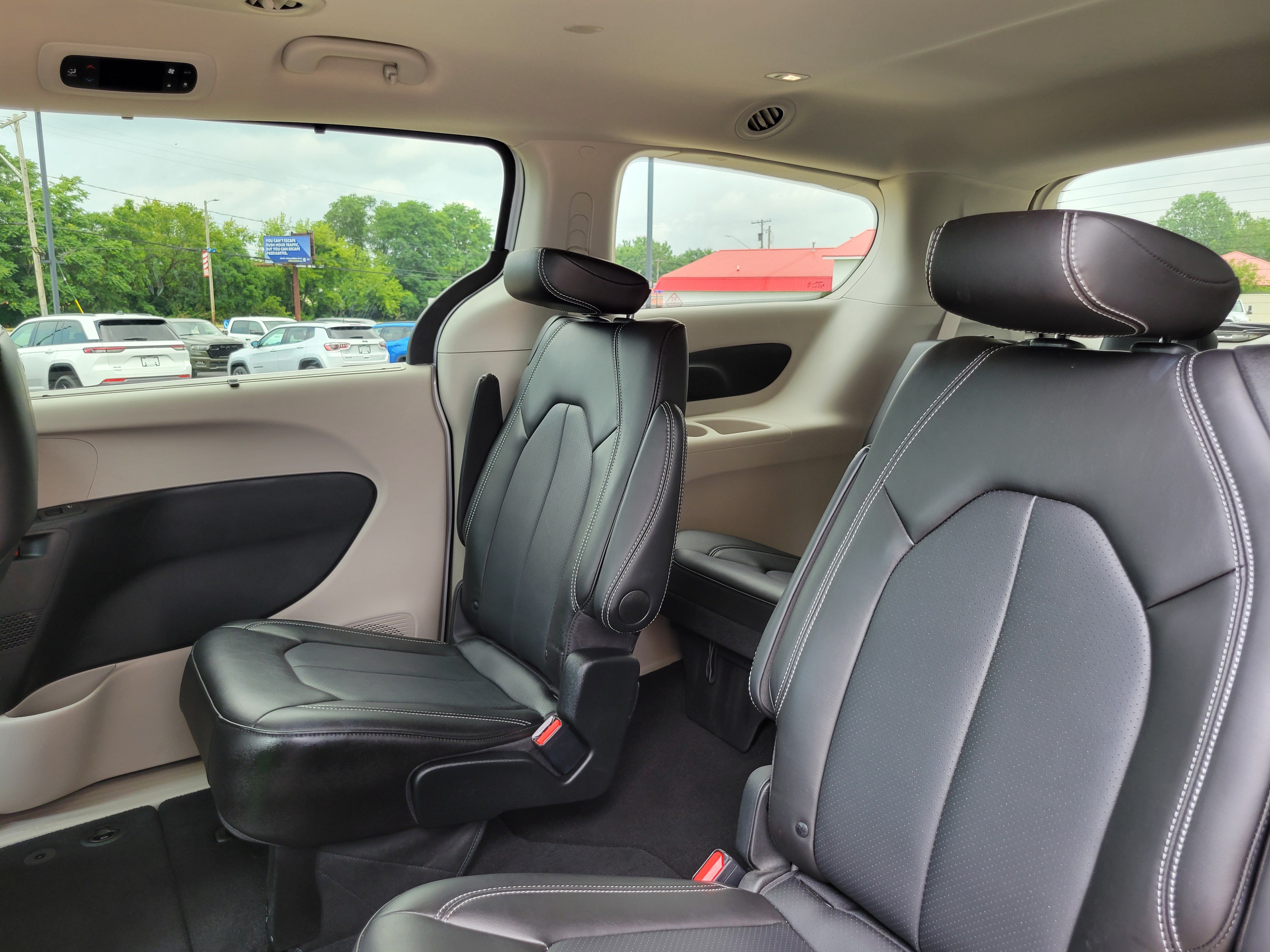 Used 2024 Chrysler Pacifica Touring-L FWD image 18