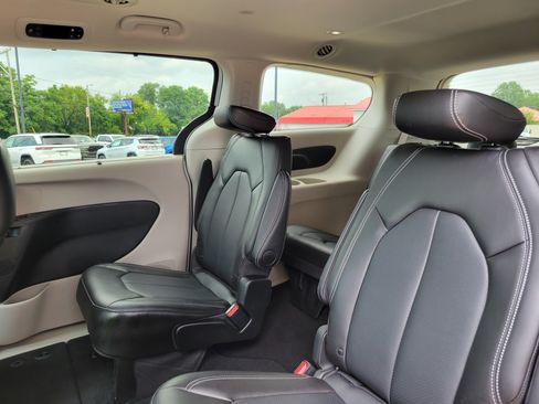 Used 2024 Chrysler Pacifica Touring-L FWD image 18