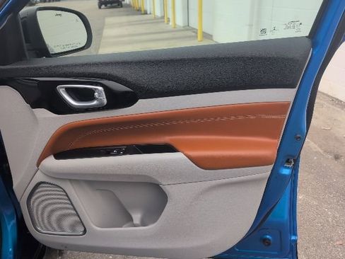 Used 2022 Jeep Compass Limited image 39