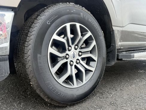 Used 2022 Ford F150 Lariat w/ Trailer Tow Package image 9