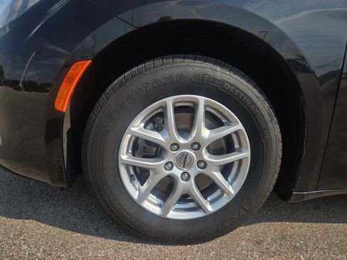 Used 2022 Chrysler Voyager LX FWD image 18