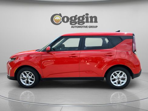 Used 2025 Kia Soul LX w/ LX Technology Package image 2